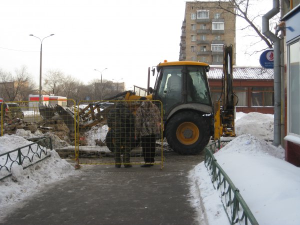 Лужков, уходя, сказал Собянину, что под одним из московских тротуаров зарыт клад (с) Лужков, уходя, сказал Собянину, что под одним из московских тротуаров зарыт клад (с)